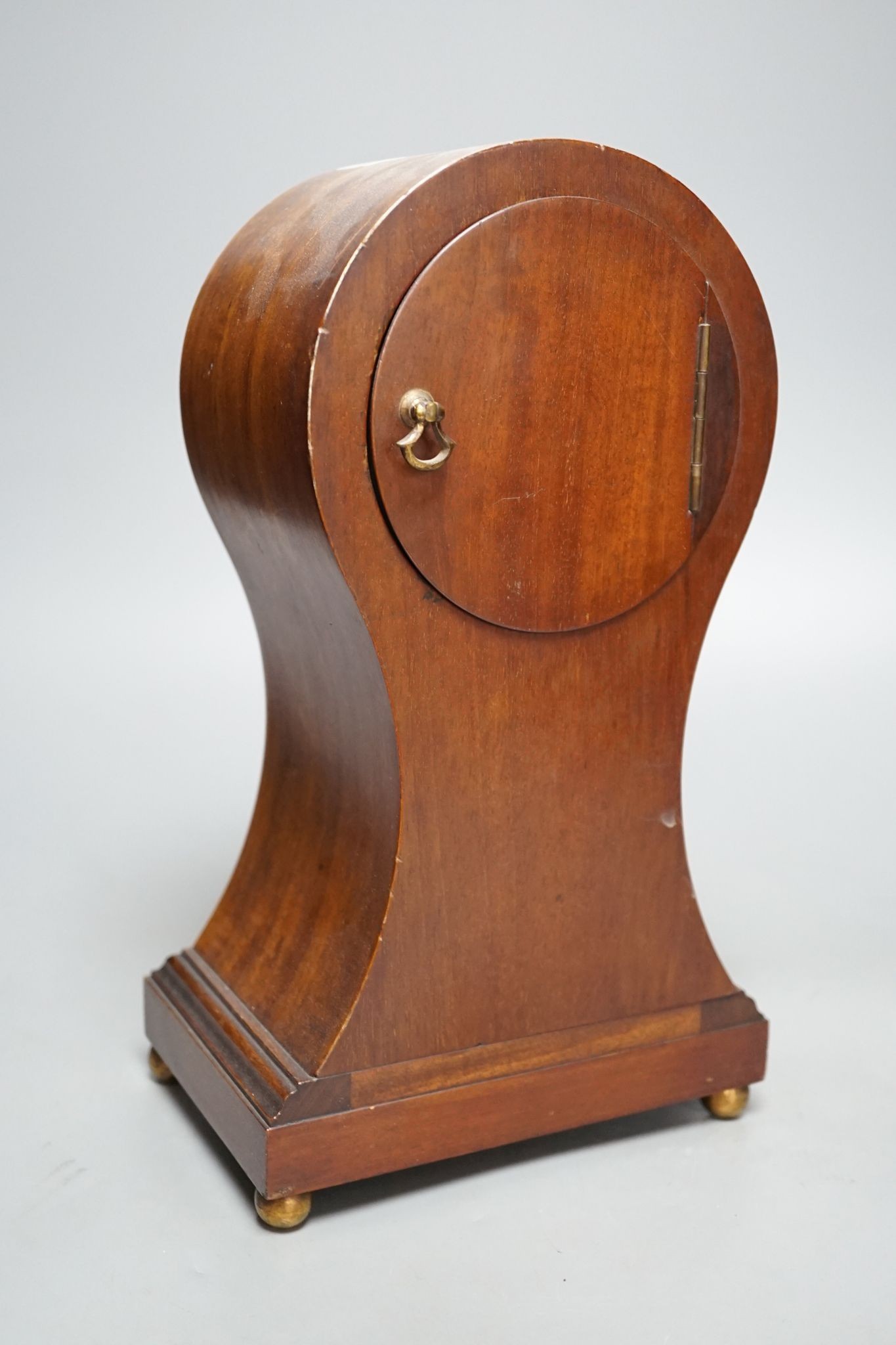 An Edwardian inlaid balloon mantel clock, 30cm